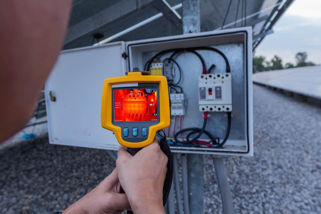 Termografikamera mäter värme i elcentral