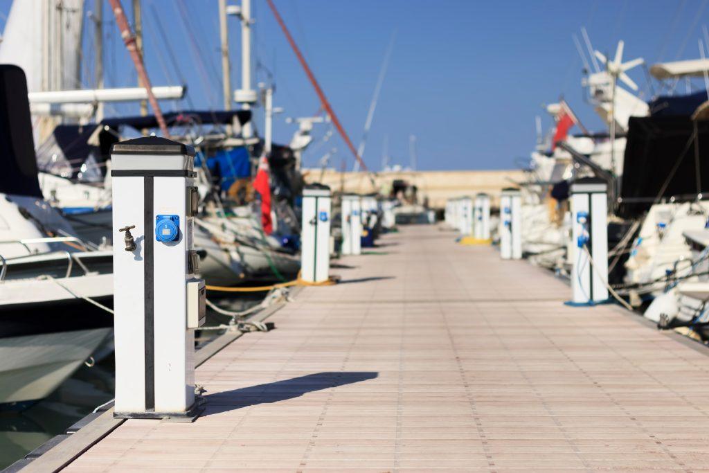 Kaj i Ystad marina med elskåp och verktyg